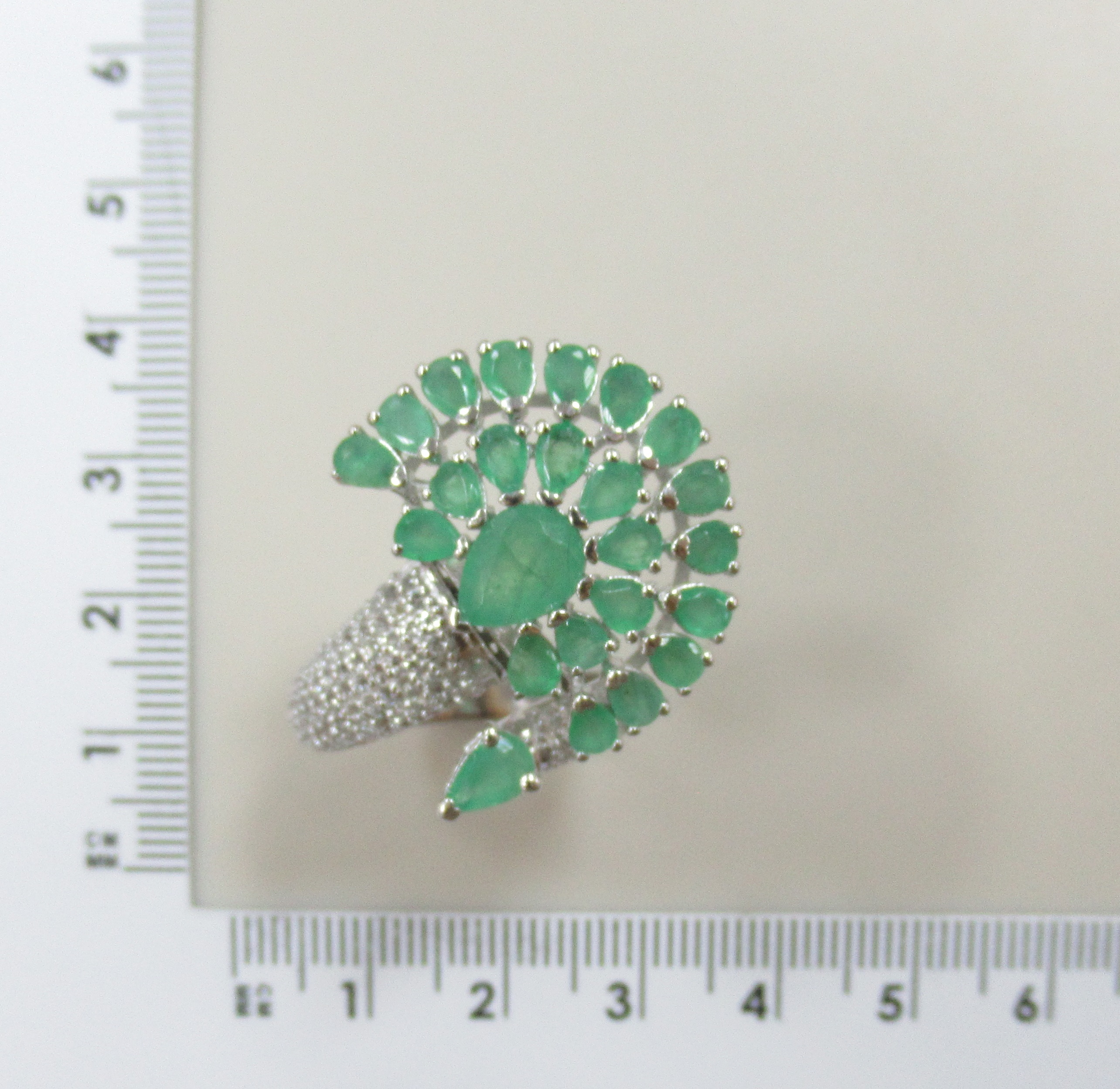 Серебряное незамкнутое кольцо с изумрудами